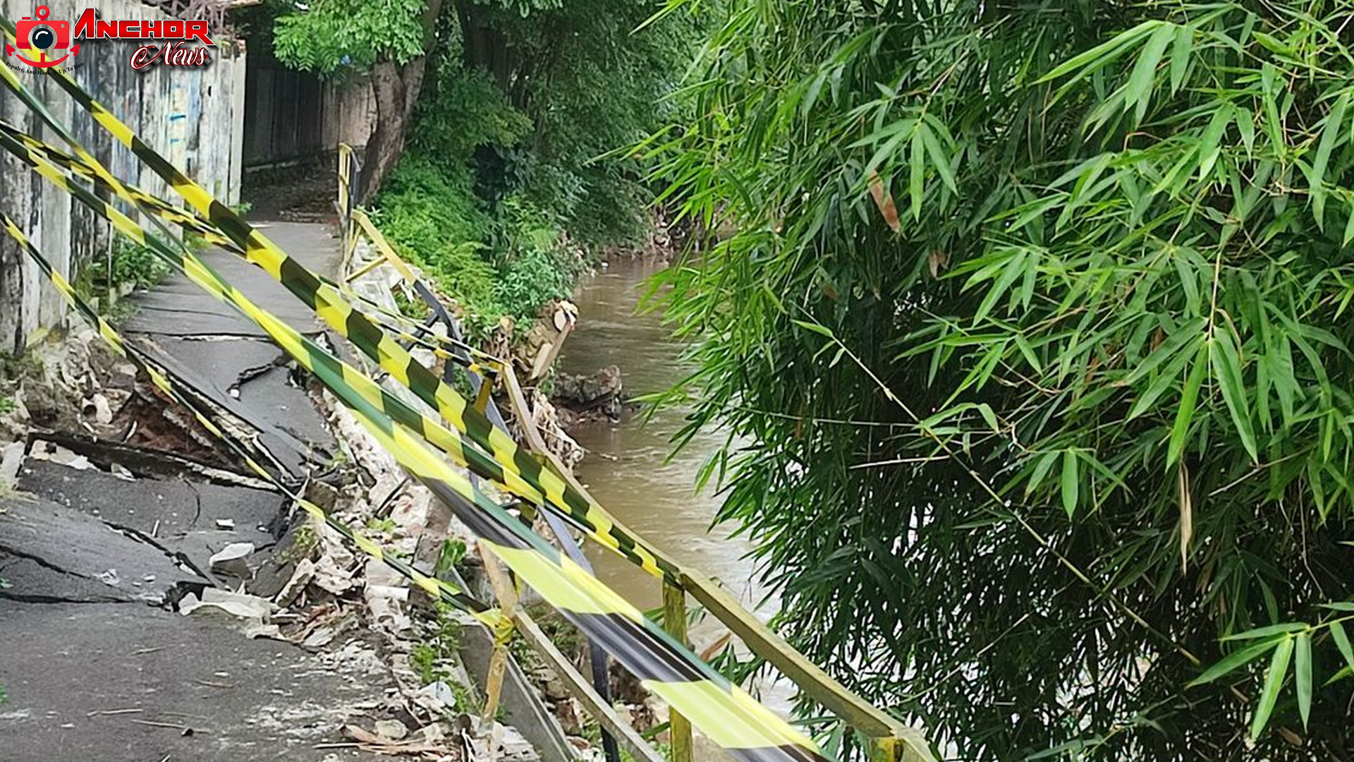 Jalan Kebon Manggis Amblas, Warga Lewati Rute Alternatif