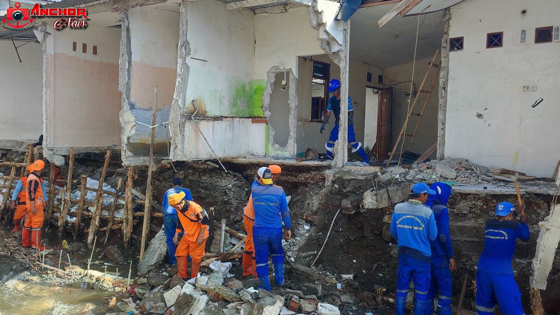 Ambruk Kontrakan 2 Unit di Ciracas, Warga Selamat Tanpa Korban