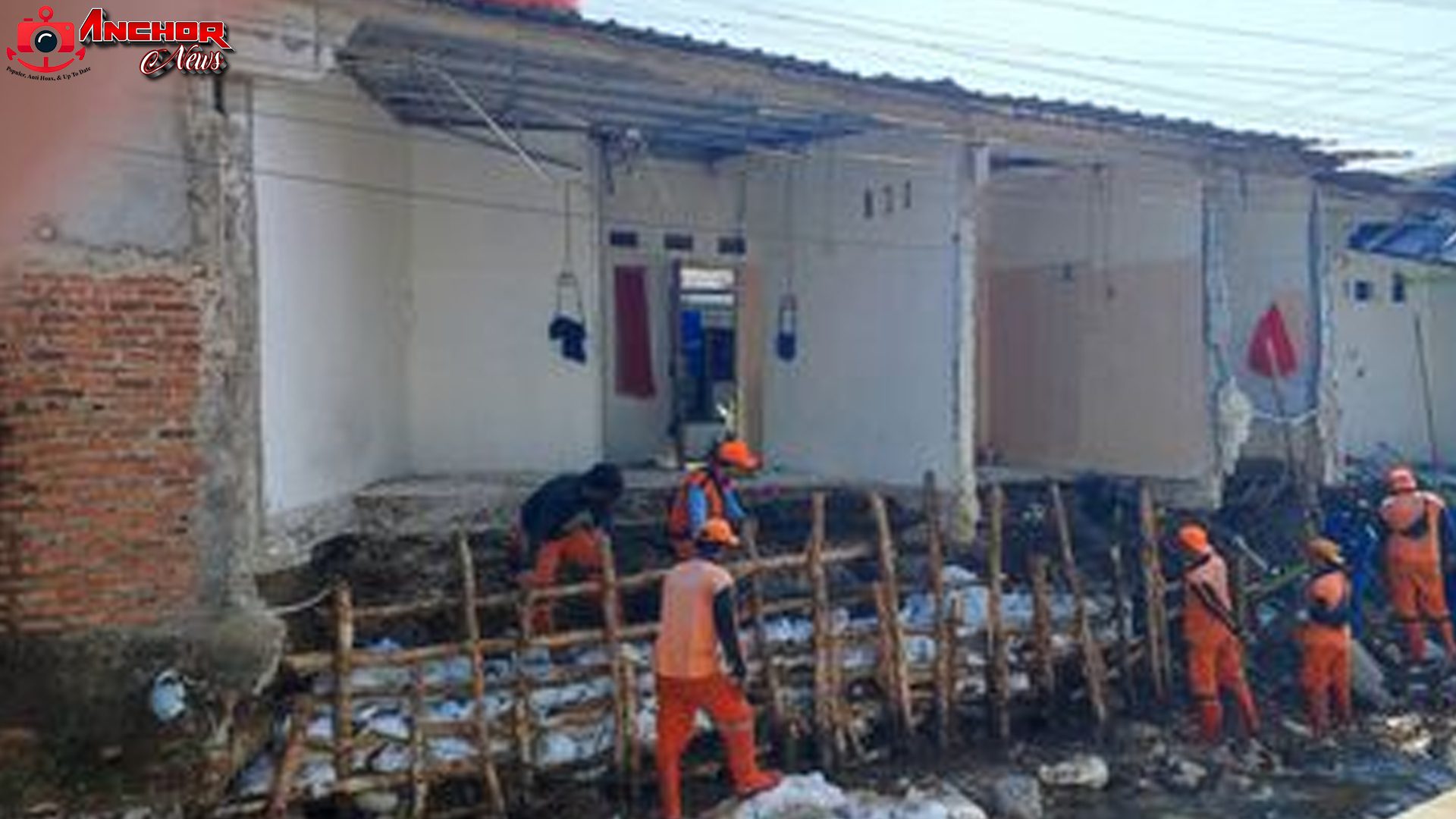 Ambruk Kontrakan 2 Unit di Ciracas, Warga Selamat Tanpa Korban 4 Ambruk Kontrakan 2 Unit di Ciracas, Warga Selamat Tanpa Korban