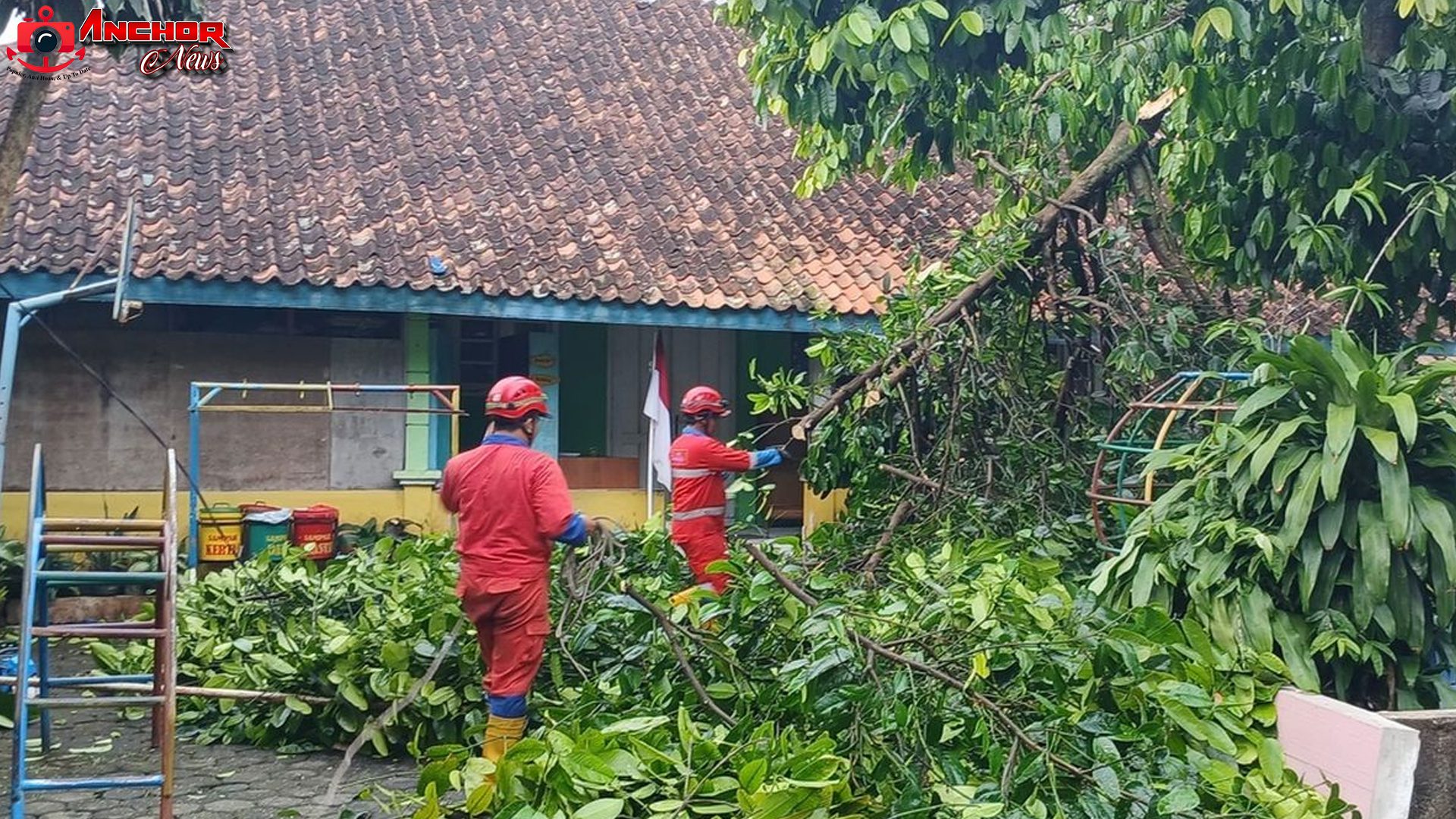 Tragedi Hujan Angin di Sleman: Joglo Roboh Menimpa 8 Warga