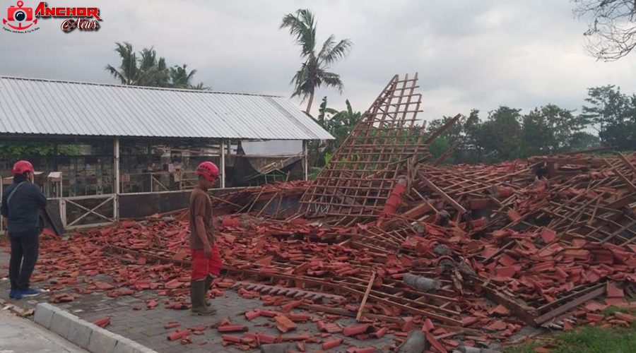 Tragedi Hujan Angin di Sleman: Joglo Roboh Menimpa 8 Warga