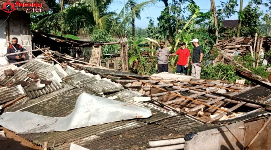 Hujan Lebat dan Angin Kencang Sebabkan 8 Rumah Warga Blitar Rusak