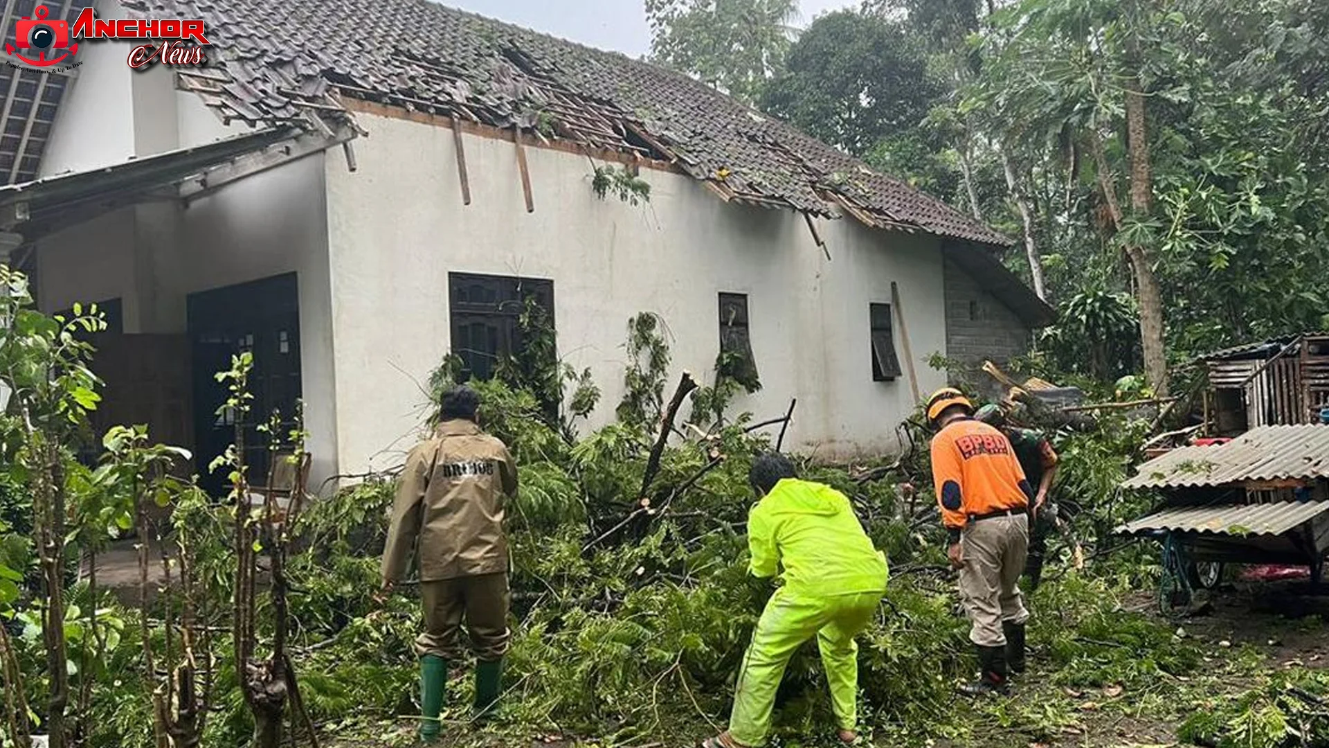 Hujan Lebat dan Angin Kencang Sebabkan 8 Rumah Warga Blitar Rusak 2 Hujan Lebat dan Angin Kencang Sebabkan 8 Rumah Warga Blitar Rusak
