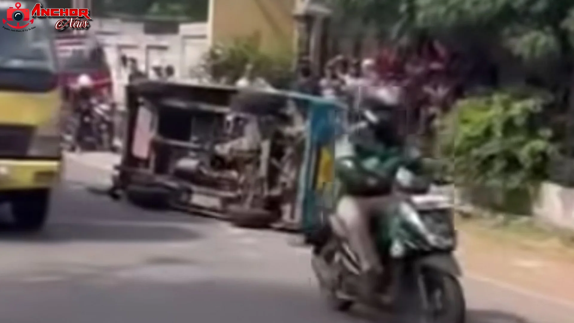 4 Orang Terluka Dalam Kecelakaan Beruntun Angkot Terguling di Kota Bogor