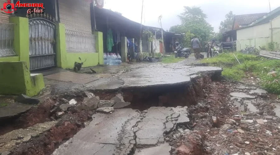 Longsor Terjadi di Cikarang dan 4 Rumah Warga Alami Kerusakan Parah