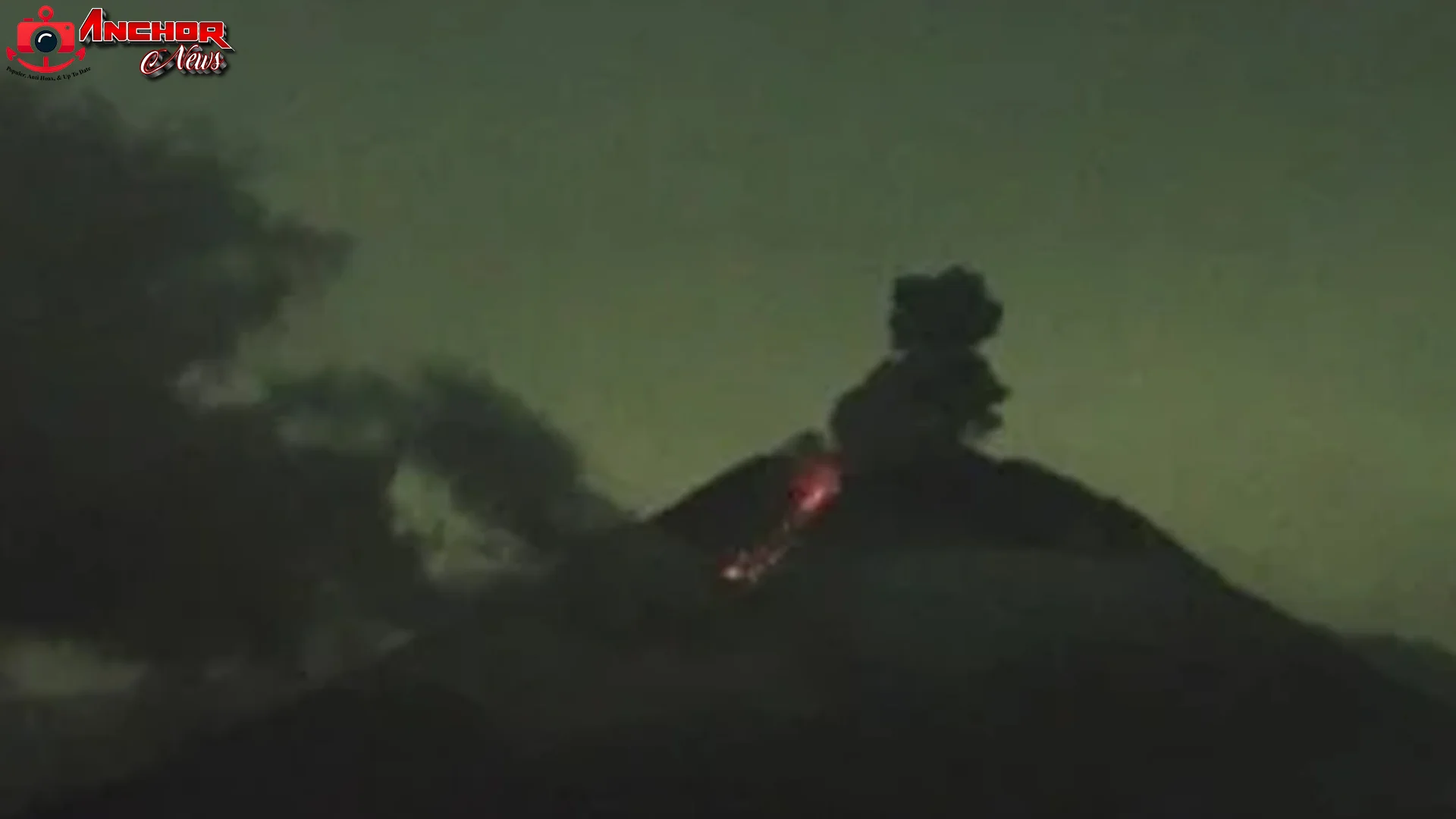 Gunung Semeru Meletus 3 Kali Malam Ini dengan Tinggi Letusan 1 km 4 Gunung Semeru Meletus 3 Kali Malam Ini dengan Tinggi Letusan 1 km