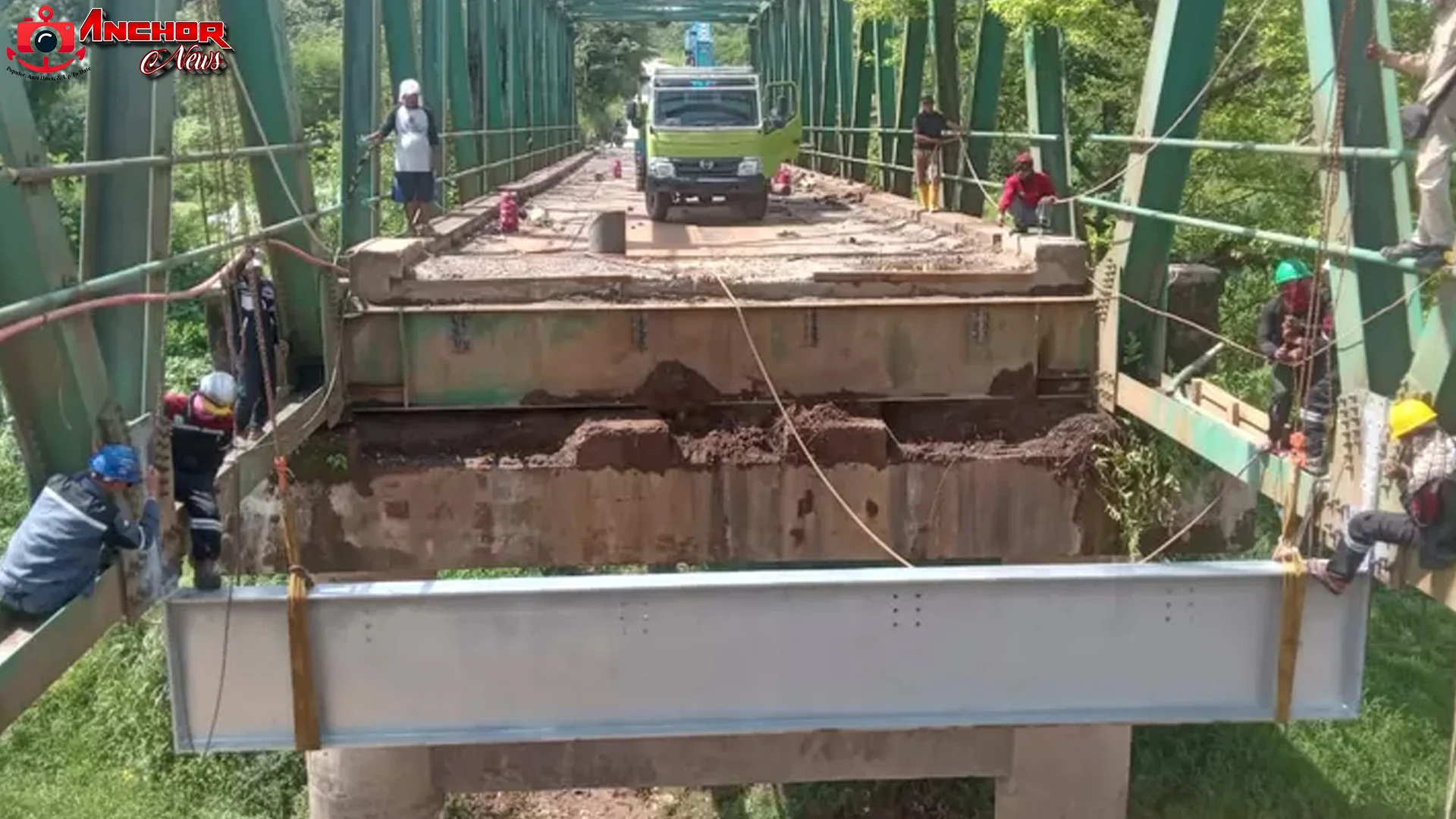 Pekerja Jembatan Leuwiranji Bogor Jatuh Sungai, 5 Aksi Tim SAR Cepat