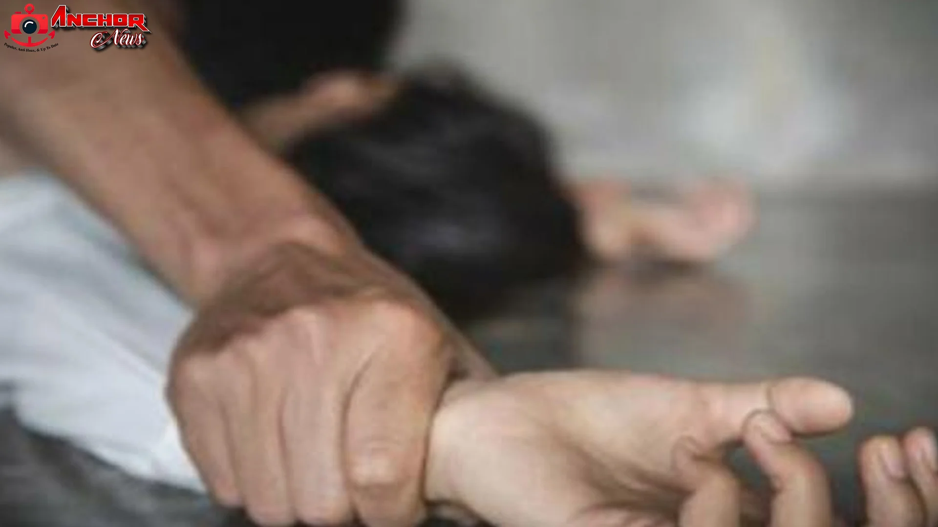 4 Hari Disekap, Siswi Surabaya Jadi Korban Kejam Anggota Gangster 2 lacocinadeauro.com - 4 Hari Disekap, Siswi Surabaya Jadi Korban Kejam Anggota Gangster. Kisah memilukan datang dari Surabaya, di mana seorang siswi menjadi korban penyekapan yang dilakukan oleh anggota gangster. Tidak hanya membuat trauma mendalam, kejadian ini juga mengungkap sisi gelap dunia yang selama ini tersembunyi. Kejadian ini bukan hanya sekadar kriminalitas, tetapi juga mencerminkan ketidakamanan yang semakin mengancam kalangan remaja. Artikel ini akan mengulas kronologi kejadian, dampaknya bagi korban, serta upaya yang dapat dilakukan untuk menghindari tragedi serupa di masa depan.
Penyekapan yang Mengguncang Kota Surabaya
Kejadian ini terjadi pada minggu lalu dan langsung mengguncang warga Surabaya. Seorang siswi berusia 16 tahun, sebut saja Dita, diculik oleh sekelompok anggota gangster yang dikenal dengan nama "The Ravens". Kejadian ini dimulai ketika Dita keluar dari sekolah dan menuju rumahnya. Pada saat itulah, ia dikepung oleh para pelaku yang kemudian memaksanya untuk naik ke dalam mobil tanpa bisa melawan.
Selama empat hari penuh, Dita disekap di sebuah tempat yang tersembunyi dan tak terjangkau oleh orang-orang di sekitar. Para pelaku tidak hanya mengurungnya, tetapi juga melakukan berbagai tindakan kekerasan fisik dan psikologis. Salah satu hal yang paling mengerikan adalah ancaman yang diberikan kepada Dita, yang membuatnya merasa seperti kehilangan harapan.
Penyebab Penyekapan: Jaringan Gangster yang Tak Terkendali
Penyekapan ini rupanya bukan kejadian yang berdiri sendiri. Keberadaan geng-geng gangster di Surabaya sudah menjadi isu yang serius. Anggota geng seringkali menggunakan kekerasan untuk merampas kekuasaan atau menghentikan rivalitas di antara mereka. Dalam kasus ini, Dita ternyata terlibat dalam suatu permasalahan yang tidak langsung, namun cukup untuk membuatnya menjadi target. Ternyata, pelaku ingin menghukum keluarga Dita karena kedekatannya dengan kelompok yang dianggap "bersaing" dengan geng mereka.
Penyekapan ini memperlihatkan bahwa para gangster di Surabaya semakin berani bertindak dan menunjukkan kekuatan mereka dengan cara yang sangat kejam. Mereka memanfaatkan ketidakberdayaan korban untuk mengintimidasi orang-orang yang berada di sekeliling mereka, tanpa mempertimbangkan usia atau status sosial.
Dampak Psikologis Bagi Korban: Trauma yang Mendalam
Selama 4 hari disekap, Dita tidak hanya mengalami penderitaan fisik, tetapi juga trauma mental yang bisa berlangsung seumur hidup. Psikolog mengatakan bahwa pengalaman seperti ini dapat menimbulkan gangguan stres pascatrauma (PTSD), yang mempengaruhi kemampuan korban untuk berfungsi dalam kehidupan sehari-hari. Ketakutan yang dialami Dita ketika melihat wajah-wajah kejam pelaku, serta ancaman yang terus menerus dilontarkan, menambah beban psikologis yang ia bawa.
Penyekapan ini tak hanya menyakiti korban secara langsung, tetapi juga memengaruhi keluarganya. Orang tua Dita mengalami kecemasan yang luar biasa saat mengetahui bahwa anak mereka hilang tanpa jejak. 4 Hari Disekap Perasaan khawatir yang menyelimuti mereka selama pencarian berlangsung tentunya memberi tekanan psikologis yang besar bagi keluarga korban.
Pihak Kepolisian Langsung Bertindak
Penyelidikan atas kejadian ini dilakukan dengan cepat oleh kepolisian setempat. Mereka bekerja sama dengan berbagai pihak untuk melacak keberadaan Dita dan menangkap para pelaku. Setelah empat hari, berkat kerjasama masyarakat dan penyelidikan yang intens, akhirnya Dita ditemukan di sebuah gudang kosong di pinggiran kota. 4 Hari Disekap Keberhasilan ini membawa angin segar bagi warga Surabaya yang mulai merasa lebih aman.
Pihak kepolisian tidak hanya menangkap para pelaku penyekapan, tetapi juga mengungkap jaringan kejahatan yang lebih besar di balik kejadian ini. Mereka menemukan bahwa anggota "The Ravens" terlibat dalam berbagai tindakan kriminal lainnya, seperti pemerasan dan peredaran narkoba. 4 Hari Disekap Setelah penangkapan ini, aparat berjanji akan lebih keras lagi dalam memberantas keberadaan gangster di Surabaya.
Mengapa Gangster Begitu Berbahaya?
Gangster seperti "The Ravens" memiliki pengaruh besar dalam komunitas tertentu. Mereka memanfaatkan ketakutan dan ketidakpastian masyarakat untuk menguasai wilayah dan sumber daya. 4 Hari Disekap Bagi mereka, kekerasan adalah alat yang sah untuk mencapai tujuan, dan hal ini membuat mereka semakin sulit diberantas.
Salah satu faktor yang memperburuk situasi adalah ketidakmampuan aparat hukum untuk memberikan perlindungan yang cukup kepada masyarakat, terutama kalangan remaja. 4 Hari Disekap Terkadang, faktor ekonomi, sosial, dan budaya membuat banyak orang merasa terjebak dalam kondisi yang tidak dapat mereka ubah, sehingga mereka akhirnya menjadi bagian dari geng-geng tersebut.
Kesimpulan
Tragedi yang menimpa Dita adalah peringatan bagi kita semua tentang pentingnya kewaspadaan terhadap bahaya yang ada di sekitar. Penyekapan yang dilakukan oleh anggota gangster menunjukkan betapa rentannya kalangan remaja di tengah ancaman kekerasan yang semakin meningkat. Namun, kejadian ini juga menunjukkan bahwa kerjasama antara masyarakat, aparat hukum, dan keluarga bisa memberikan harapan untuk mencegah tragedi serupa di masa depan. 4 Hari Disekap Ke depan, kita harus lebih peduli terhadap apa yang terjadi di sekitar kita dan berusaha menghindari peran aktif dalam mendukung keberadaan kelompok-kelompok kejahatan.