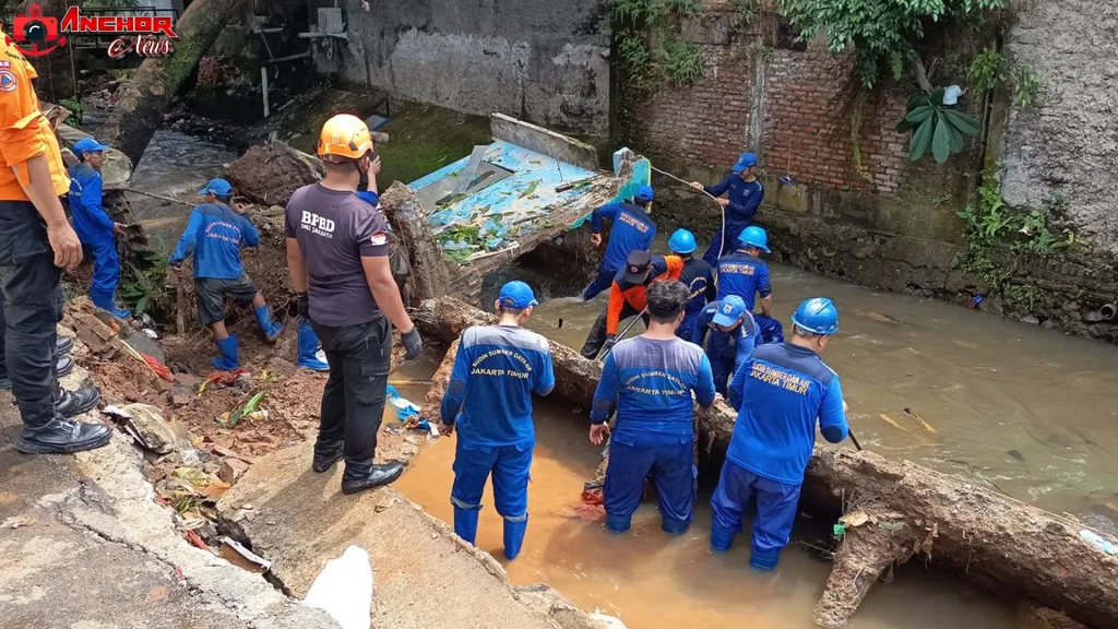 Turap Kali Baru Ambrol Batu Ampar 3 Usaha Percetakan Super Terimbas Langsung