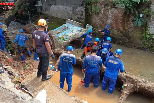Turap Kali Baru Ambrol Batu Ampar 3 Usaha Percetakan Super Terimbas Langsung